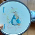 スーパー猫の日2022にカルディで購入した紙コップとピーターラビット缶のクッキー