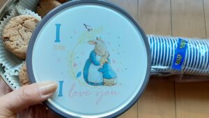 スーパー猫の日2022にカルディで購入した紙コップとピーターラビット缶のクッキー